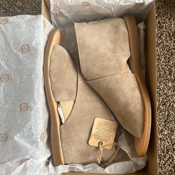 Born Shoes - Brand new Born Iwa Taupe (Beige) Suede sandals size 10 (US) 42 ( Euro).